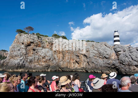 PORT DE SOLLER, Majorque, Espagne - 15 MAI 2015 : les gens sur un bateau d'excursion entre Cala Tuent et Port de Soller sur une journée ensoleillée en mai le 15 mai 2017 dans C Banque D'Images