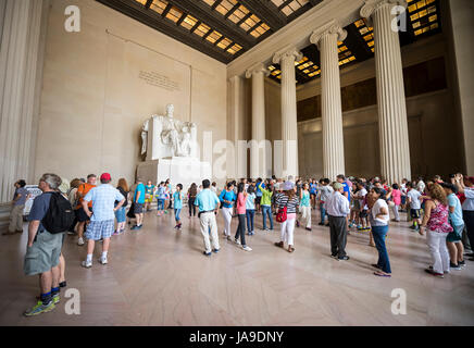 WASHINGTON DC - 30 juillet 2014 : des foules de touristes visitent la statue d'Abraham Lincoln au Lincoln Memorial. Banque D'Images