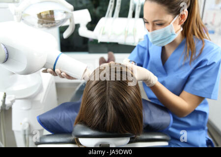 Dentiste de prendre x-ray de dents du patient dans une clinique fort avec de l'équipement médical dans l'arrière-plan Banque D'Images