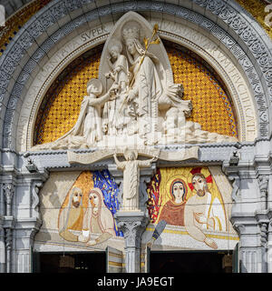 France, Hautes Pyrenees, sanctuaire de Notre-Dame de Lourdes. Détail de la porte principale de la basilique du Rosaire. Banque D'Images