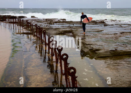 Old rusty bollards à Newcastle Beach, Australie Banque D'Images