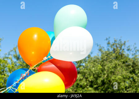 Air ballons colorés sur fond de ciel bleu Banque D'Images