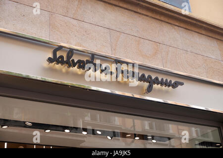 Fenêtre store logo Salvatore Ferragamo à Milan, via Montenapoleone, italie Banque D'Images