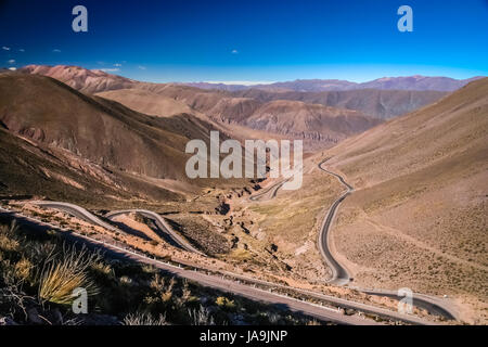 Route sinueuse du haut plateau de Quebrada de Humahuaca, dans le nord de l'Argentine Banque D'Images