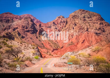 Route à travers des montagnes dans le Nord de l'Argentine polychrome Banque D'Images