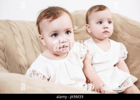 Adorable Bebe Deux Jumelles Les Jumeaux Identiques Mignon Assis Sur L Entraineur Photo Stock Alamy