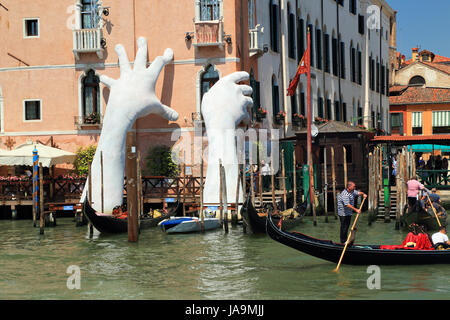 Mains géantes sculpture à Venise par Lorenzo Quinn Banque D'Images