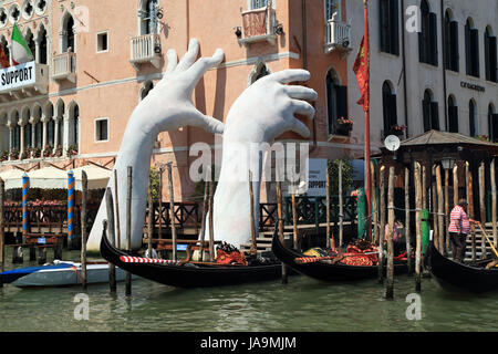 Lorenzo Quinn mains sculpture à Venise, Biennale 2017 Banque D'Images