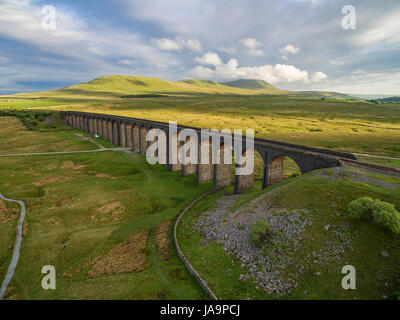 Le magnifique viaduc Ribblehead dans Yorkshire du Nord, situé dans l'ombre de Whernside et Ingleborough, deux des trois pics célèbres "Dales". Banque D'Images