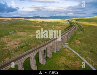 Le magnifique viaduc Ribblehead dans Yorkshire du Nord, situé dans l'ombre de Whernside et Ingleborough, deux des trois pics célèbres "Dales". Banque D'Images