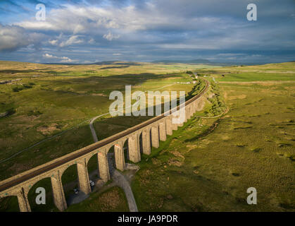 Le magnifique viaduc Ribblehead dans Yorkshire du Nord, situé dans l'ombre de Whernside et Ingleborough, deux des trois pics célèbres "Dales". Banque D'Images