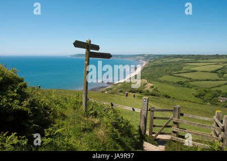 Vue du Cap d'or à la voie le long de la côte et le littoral de la baie de Lyme à Charmouth sur un début de l'été journée de mai Banque D'Images