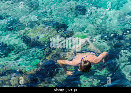 L'homme au tuba dans le cristal de l'eau Banque D'Images