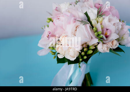 Le bouquet de mariée de rose doux de pivoines et roses blanches . Fleuriste mariage.forme classique Banque D'Images