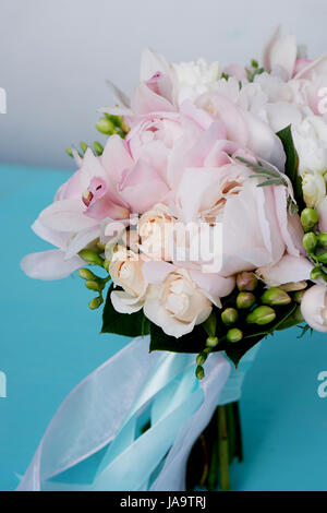 Le bouquet de mariée de rose doux de pivoines et roses blanches . Fleuriste mariage.forme classique Banque D'Images