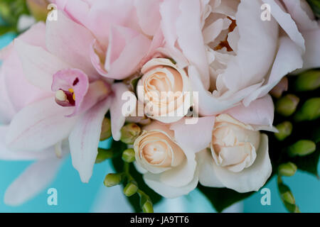 Le bouquet de mariée de rose doux de pivoines et roses blanches . Fleuriste mariage.forme classique Banque D'Images