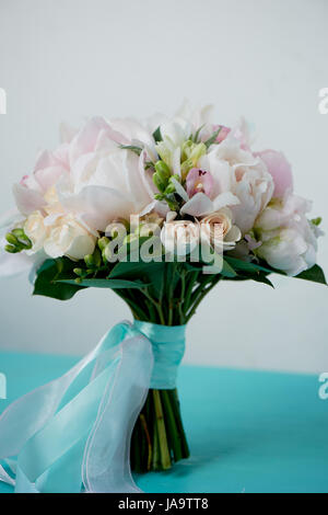 Le bouquet de mariée de rose doux de pivoines et roses blanches . Fleuriste mariage.forme classique Banque D'Images