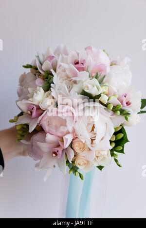 Le bouquet de mariée de rose doux de pivoines et roses blanches . Fleuriste mariage.forme classique Banque D'Images