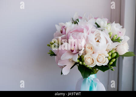 Le bouquet de mariée de rose doux de pivoines et roses blanches . Fleuriste mariage.forme classique Banque D'Images