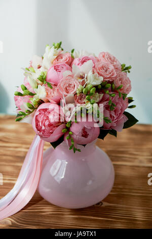 Le bouquet de mariée de rose doux de pivoines et roses blanches . Fleuriste mariage.forme classique Banque D'Images