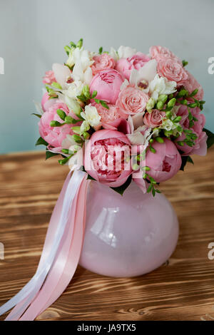 Le bouquet de mariée de rose doux de pivoines et roses blanches . Fleuriste mariage.forme classique Banque D'Images