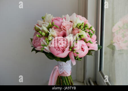 Le bouquet de mariée de rose doux de pivoines et roses blanches . Fleuriste mariage.forme classique Banque D'Images