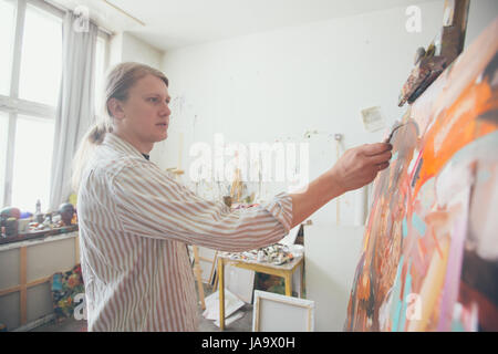 Artiste masculin créatif photo dessin peint à l'huile Banque D'Images