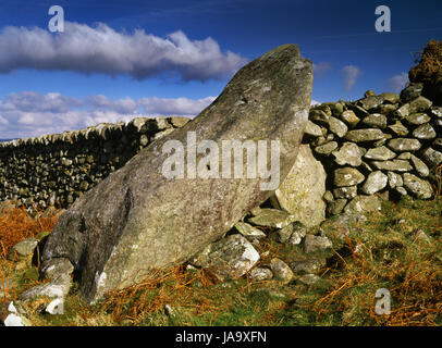 Voir NE De Bron y Foel chambre funéraire de la FIAS, Ardudwy, Snowdonia : vestiges d'un portail avec un dolmen néolithique champ de pierres sèches mur construit contre elle. Banque D'Images