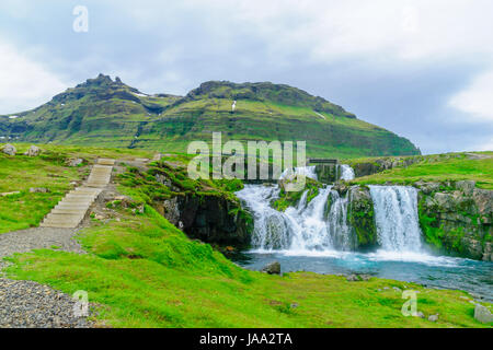 Vue sur les chutes d'Kirkjufellsfoss, dans la péninsule de Snæfellsnes, à l'ouest de l'Islande Banque D'Images