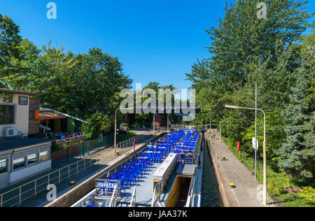 Bateau de croisière dans une serrure sur le canal Landwehr, Tiergarten, Berlin, Allemagne Banque D'Images