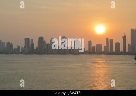 Soleil sur l'horizon de Cartagena en Colombie, des Caraïbes, d'Amérique du Sud, également connu sous le nom de Cartagena de Indias. Banque D'Images