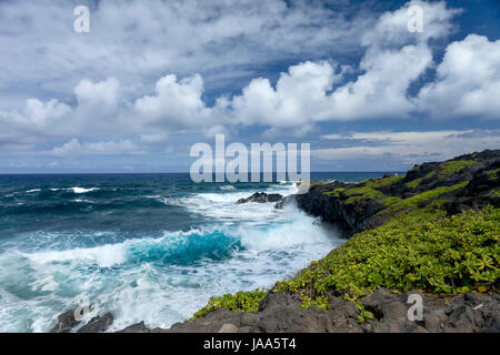 Il s'agit d'une image d'Waianapanapa State Park, situé dans la région de Hana sur l'île de Maui, Hawaii. Ci-dessous est un des parcs les plus passionnants domaines en raison de sa r Banque D'Images