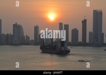 Soleil sur l'horizon de Cartagena en Colombie, des Caraïbes, d'Amérique du Sud, également connu sous le nom de Cartagena de Indias. Banque D'Images