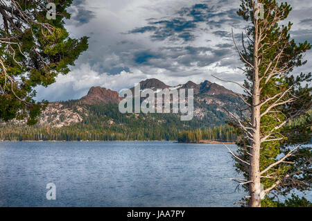 Vue sur le lac d'argent, Kirkwood, en Californie. Silver Lake est situé à environ 30 kilomètres de Lake Tahoe, juste à côté de l'autoroute 88. Banque D'Images