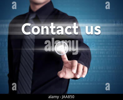 Businessman hand poussant bouton Contactez-nous sur une interface d'écran tactile, technologie concept Banque D'Images