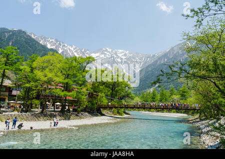 Nagano, Japon - 21 mai 2016 : pont Kappa est la célèbre place dans kamikochi parc national. De nombreux touristes à visiter et de prendre une photo Banque D'Images