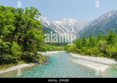 Hotaka regardent de la Rivière Azusa et gamme de montagne au printemps au parc national de Nagano Japon kamikochi Banque D'Images