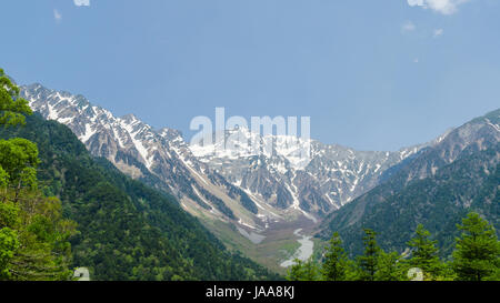 Hotaka regardent de montagnes et d'arbres verts au printemps au parc national de Nagano Japon kamikochi Banque D'Images