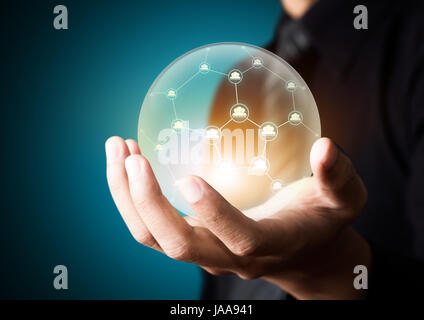 Business people holding réseau social dans Crystal Ball Banque D'Images