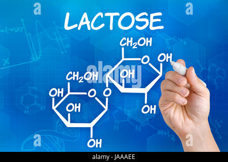 La main avec un crayon dessine la formule structurelle chimique de lactose Banque D'Images