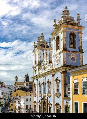 Haut de la façade de l'église de Notre Dame de la Rosaire noir dans le Pelourinho à Salvador. Il a eu le début des travaux en 1704 et est titulaire d'un cimetière de slave Banque D'Images