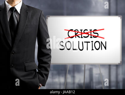 L'homme d'affaires cross crise et trouver solution, concept de la réussite Banque D'Images