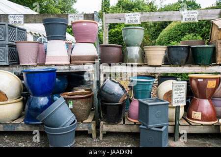 Une variété de pots en céramique pour la vente dans un centre de jardin. Banque D'Images