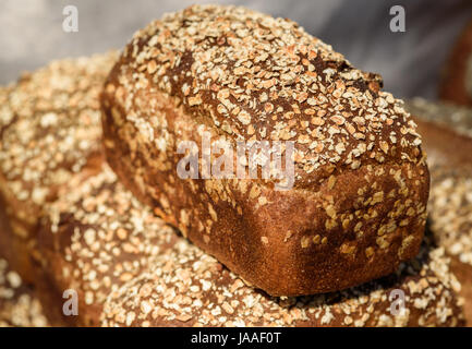 Des aliments complets loafs couvert de flocons d'avoine. Banque D'Images