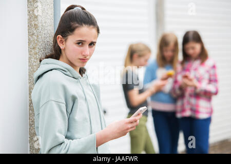 Pre teen girl intimidé par message texte Banque D'Images