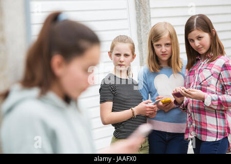 Pre teen girl intimidé par message texte Banque D'Images