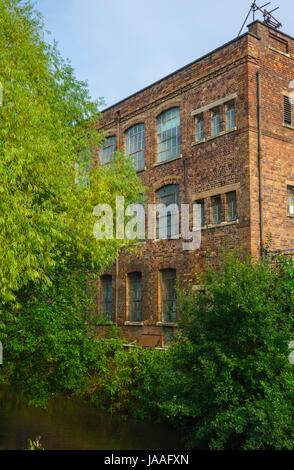 Ancien entrepôt de tapis à côté de la rivière Stour, Kidderminster, Worcestershire, Angleterre, Europe Banque D'Images