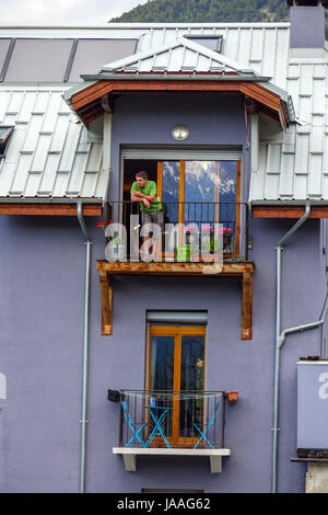 L'homme en haut balcon et manger Banque D'Images