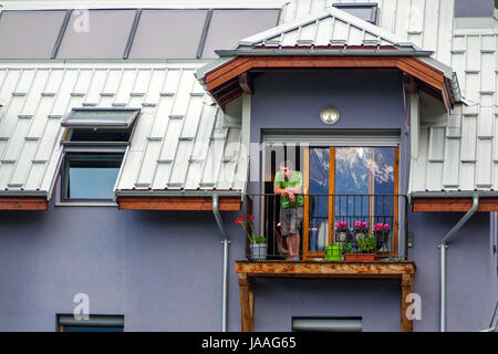 L'homme en haut balcon et manger Banque D'Images