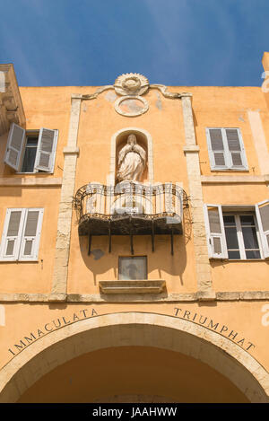 Cagliari, Sardaigne arch baroque qui relie la Via Torino avec la Via Principe Amadeo dans le quartier de la vieille ville de Cagliari, Sardaigne. Banque D'Images